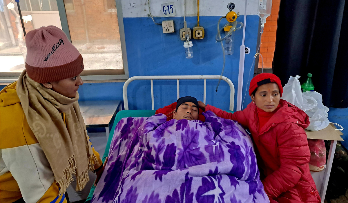 दाङ बस दुर्घटनाका घाइते भन्छन्–भाग्यले बाँच्यौँ